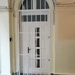 Cozy New With Free Parking Place In Garage Apartment *