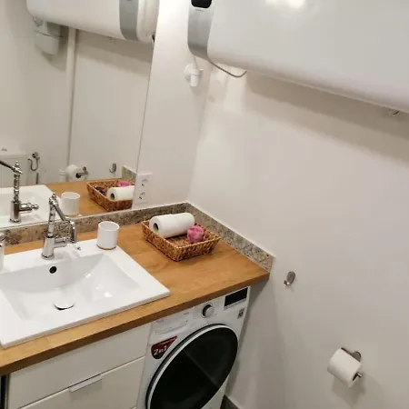 Cozy New With Free Parking Place In Garage 公寓
