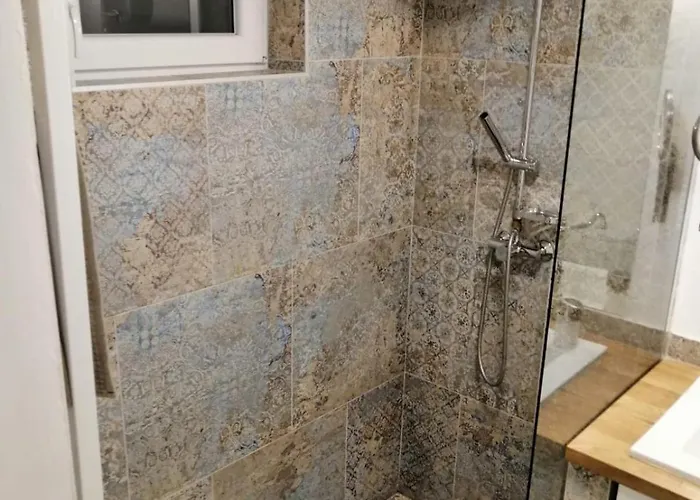 Cozy New With Free Parking Place In Garage Apartament Budapesta